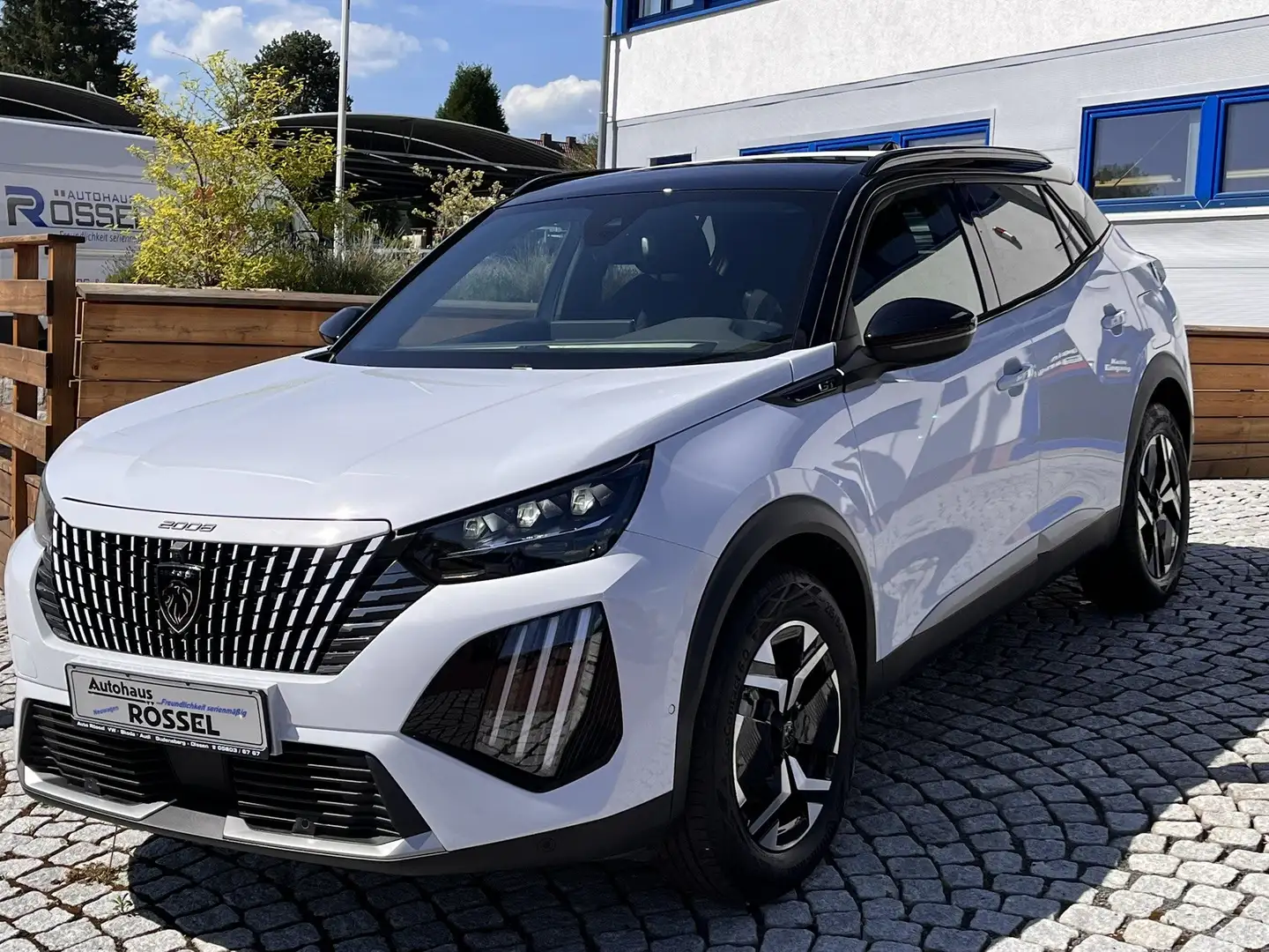 Peugeot 2008 1.2 PureTech GT Automatik Navi 17"Alu Weiß - 2