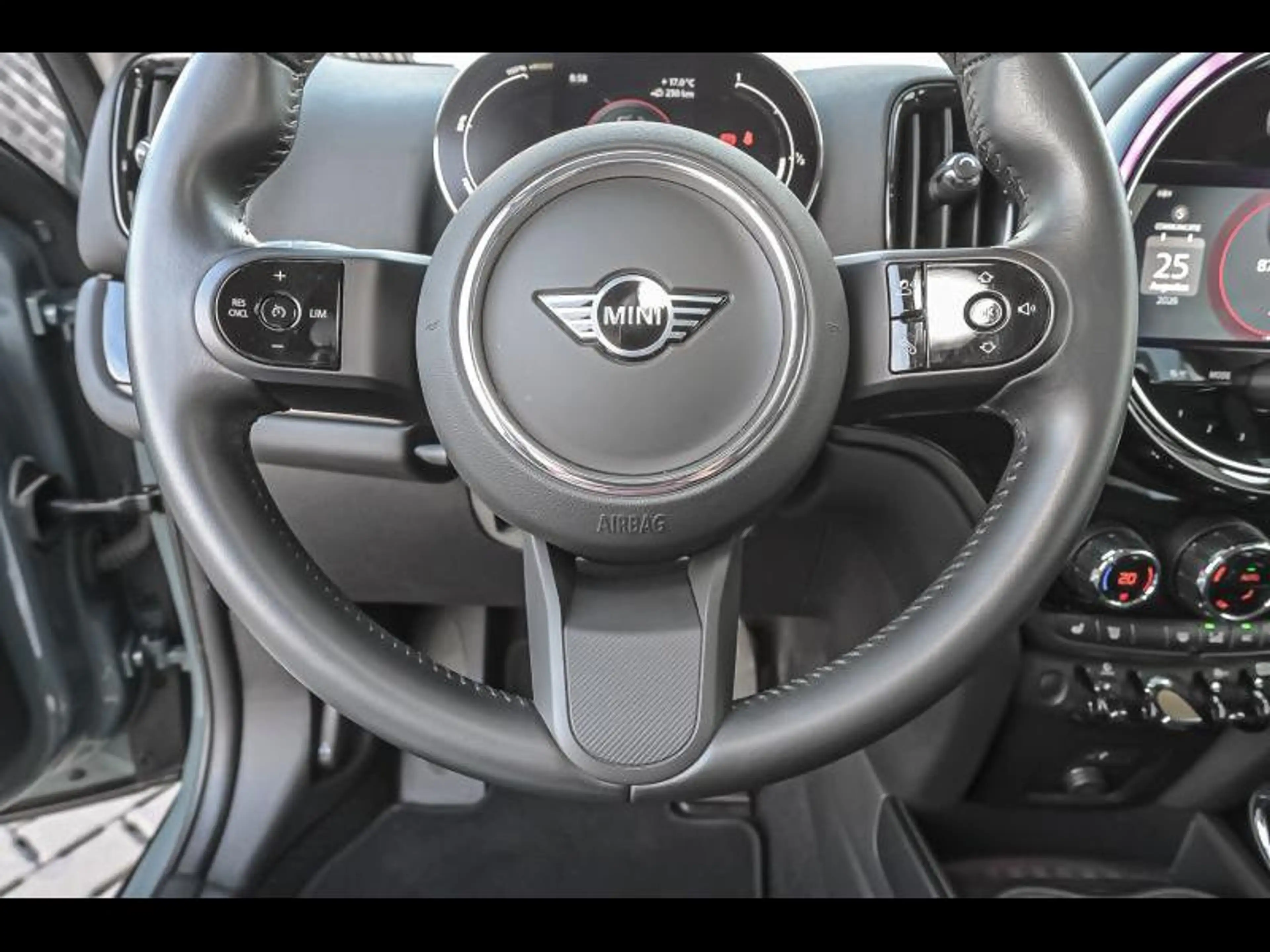 MINI Cooper SE Countryman — photo 8