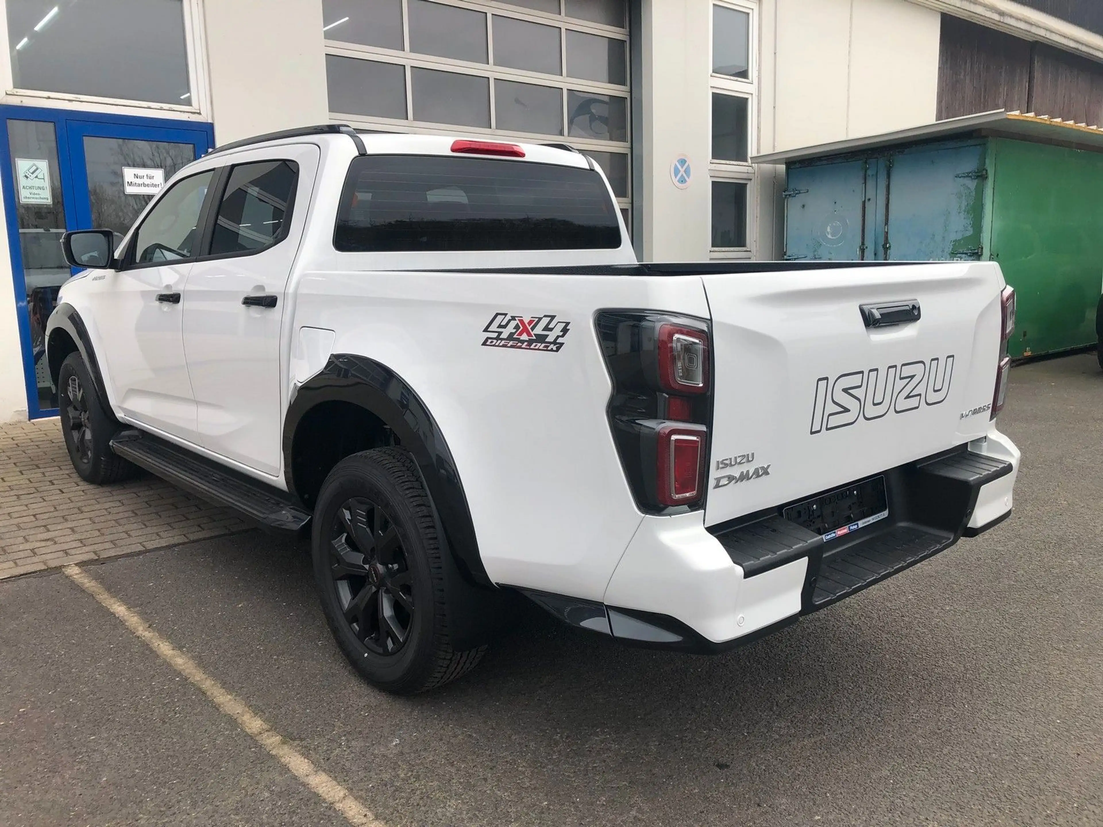 Isuzu D-Max Double Cab V-Cross AT +Sonderfarbe+ — photo 8