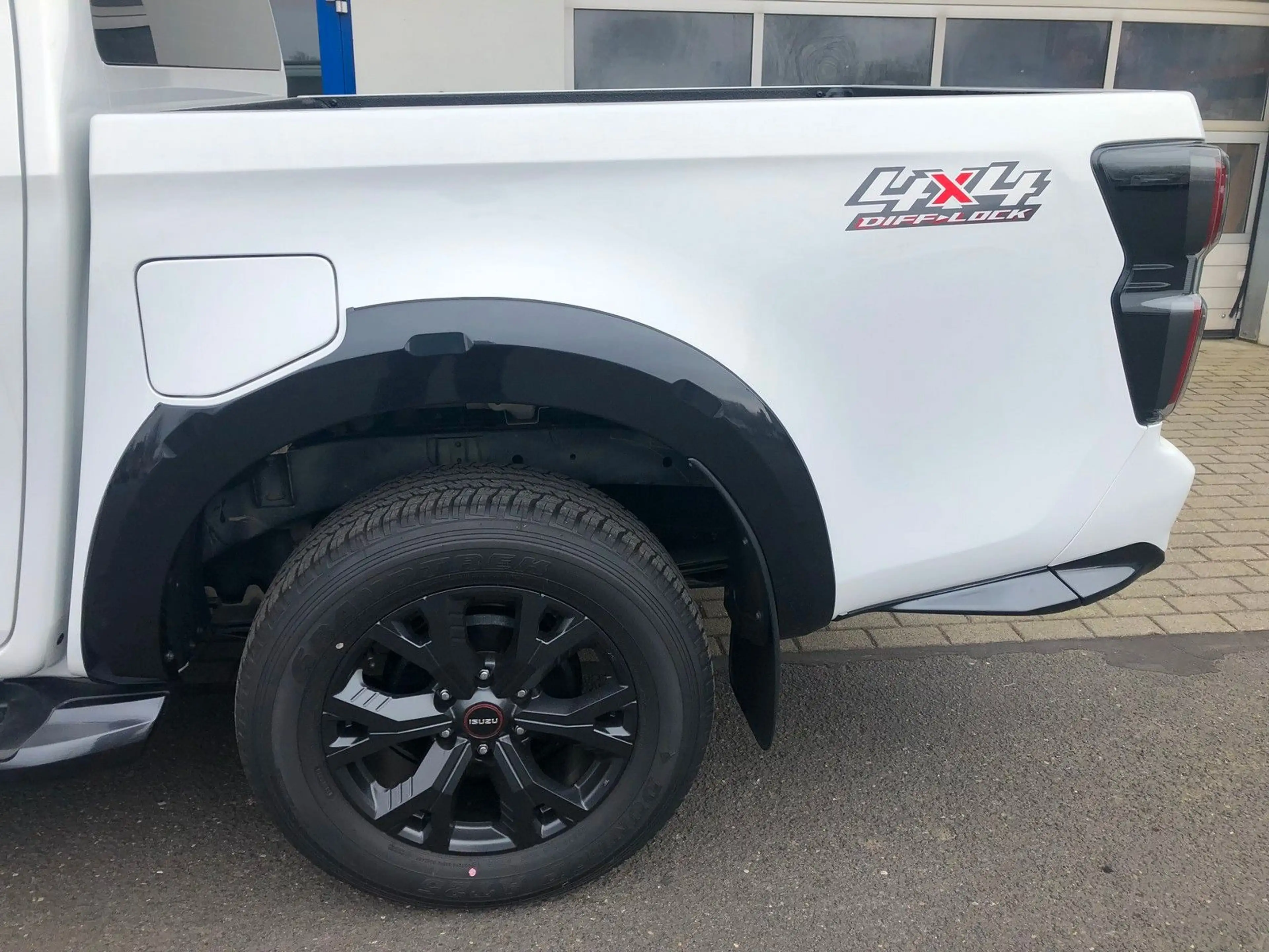 Isuzu D-Max Double Cab V-Cross AT +Sonderfarbe+ — photo 12