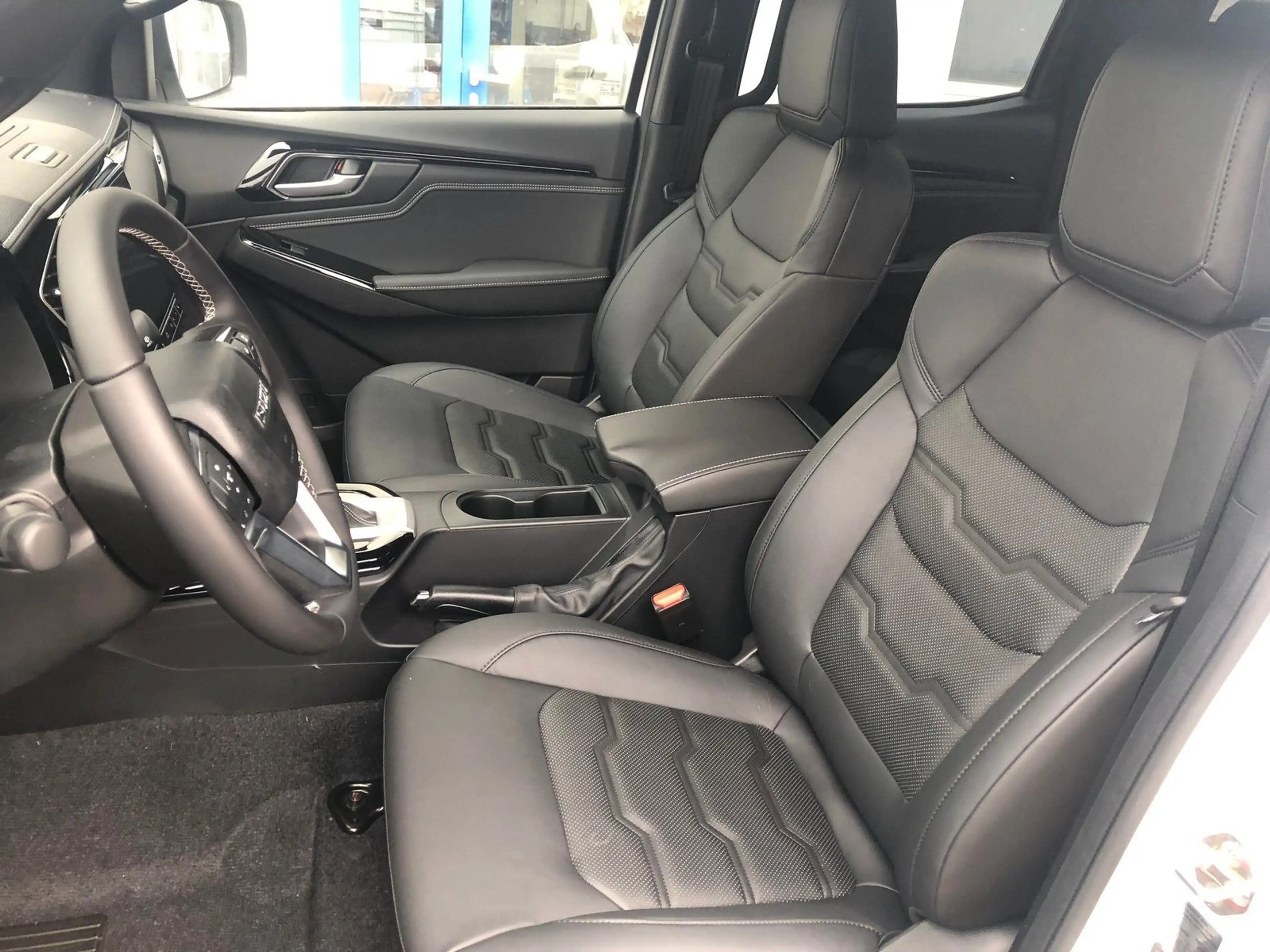 Isuzu D-Max Double Cab V-Cross AT +Sonderfarbe+ — photo 14
