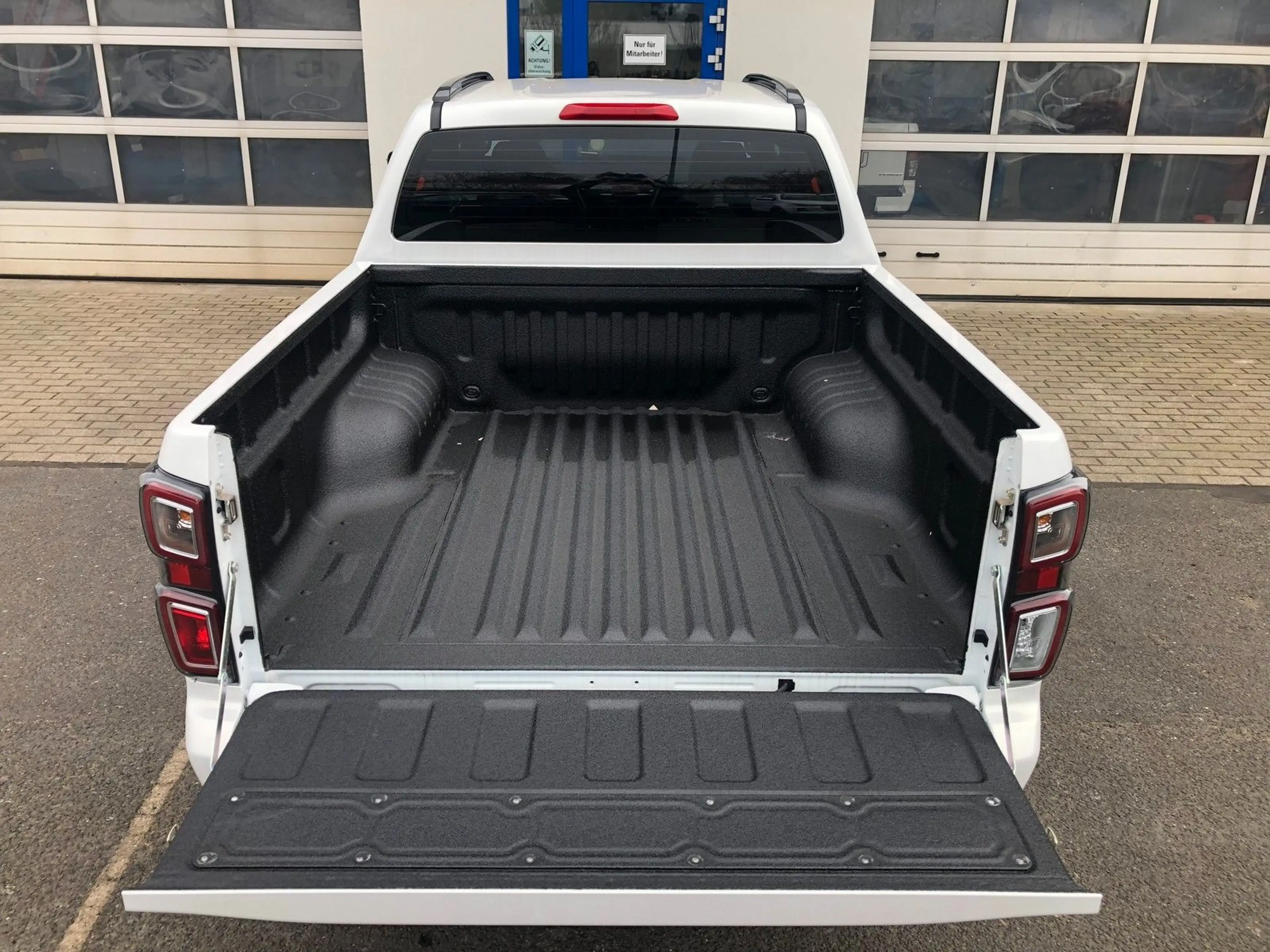 Isuzu D-Max Double Cab V-Cross AT +Sonderfarbe+ — photo 10