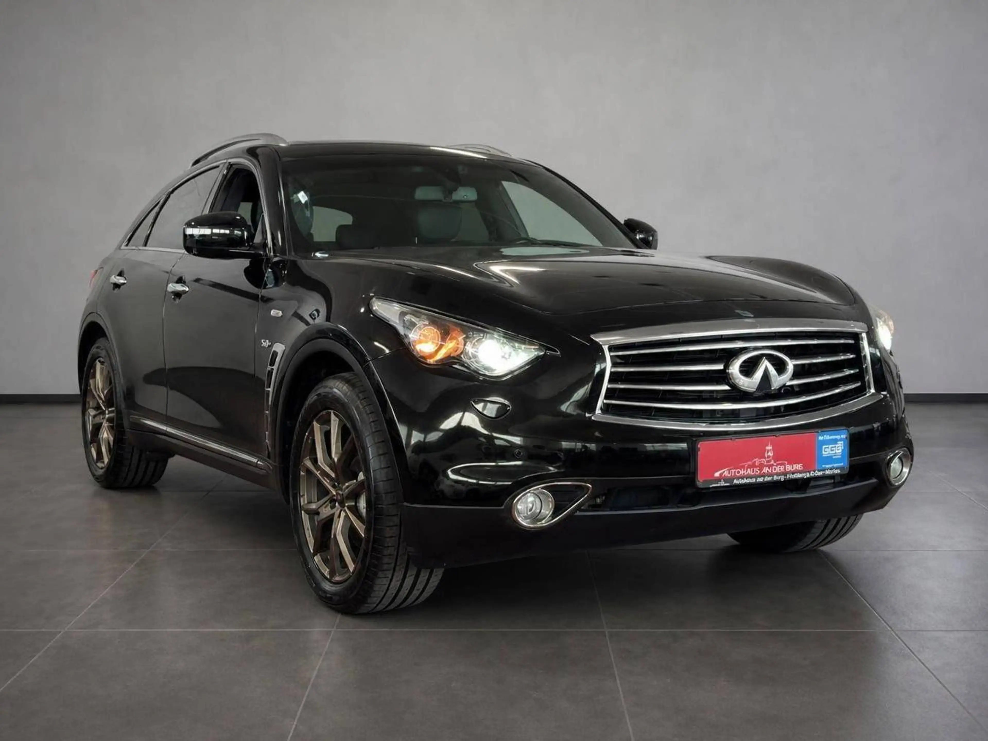 Infiniti QX70 -
