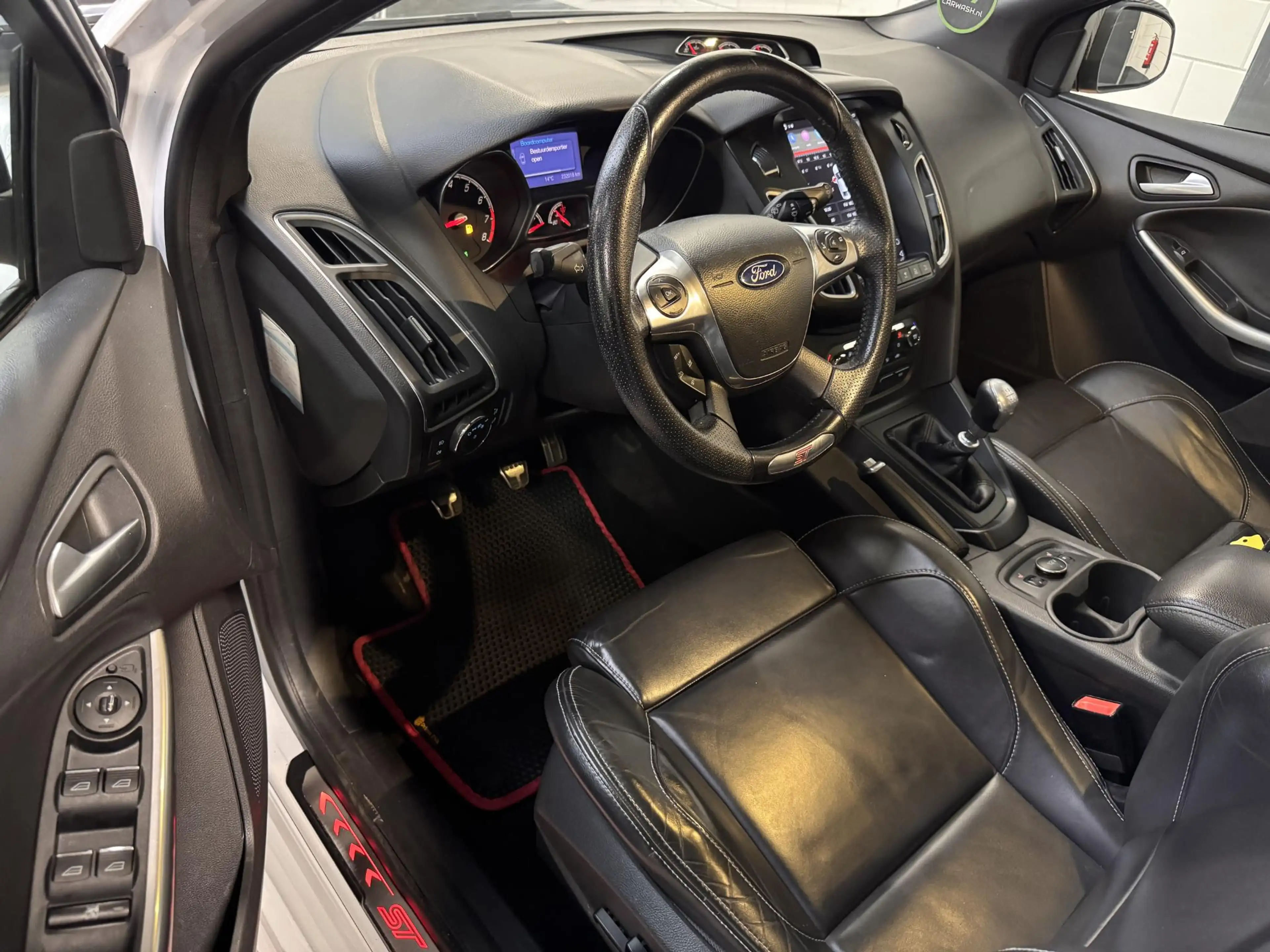 Ford Focus Wagon 2.0 EcoBoost ST-3 — photo 10