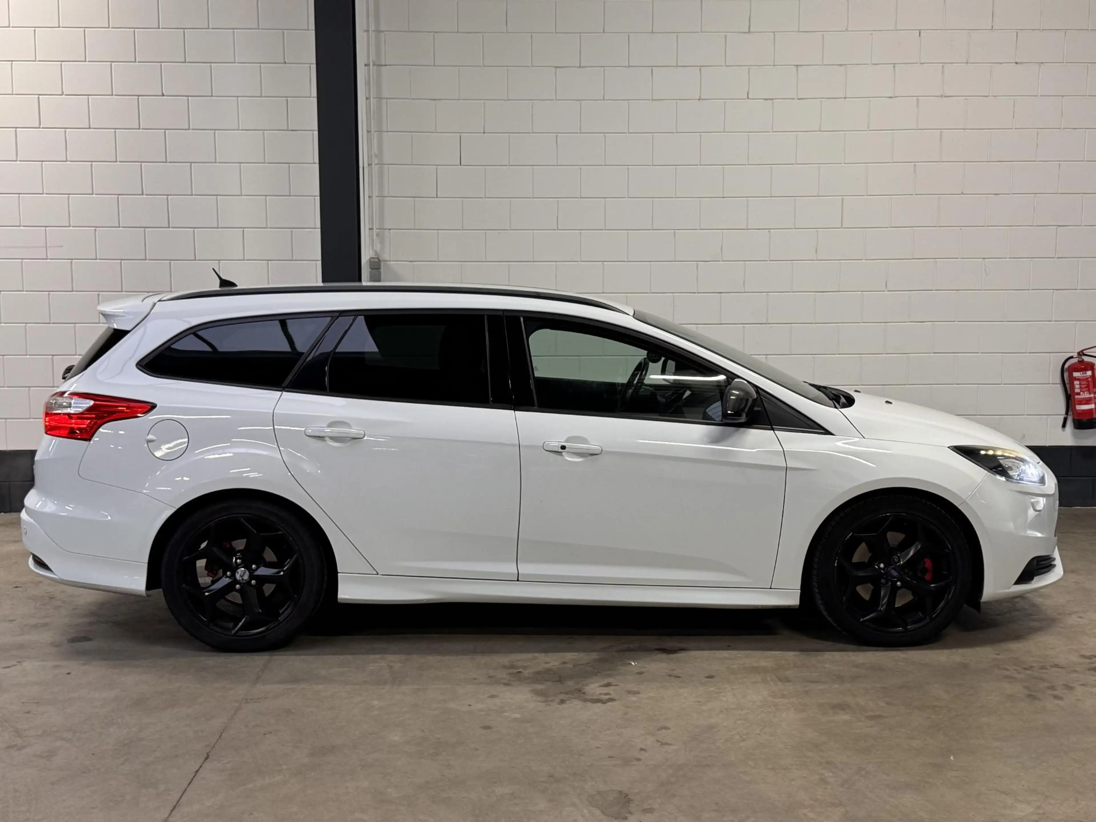 Ford Focus Wagon 2.0 EcoBoost ST-3 — photo 4