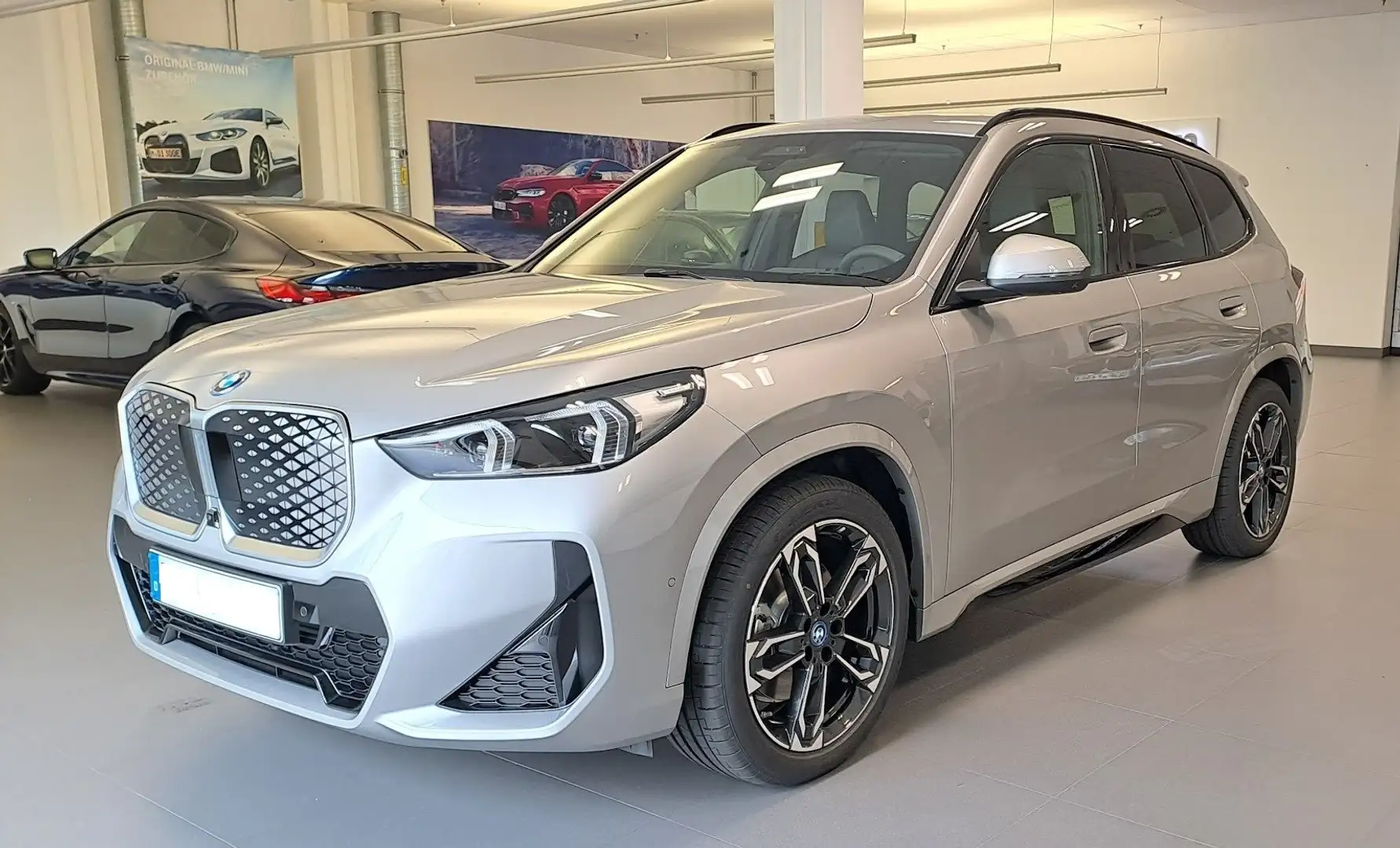 BMW iX1 iX1 xDrive30 M-Sport Panodach AHK Driv.Ass. Prof Silber - 1