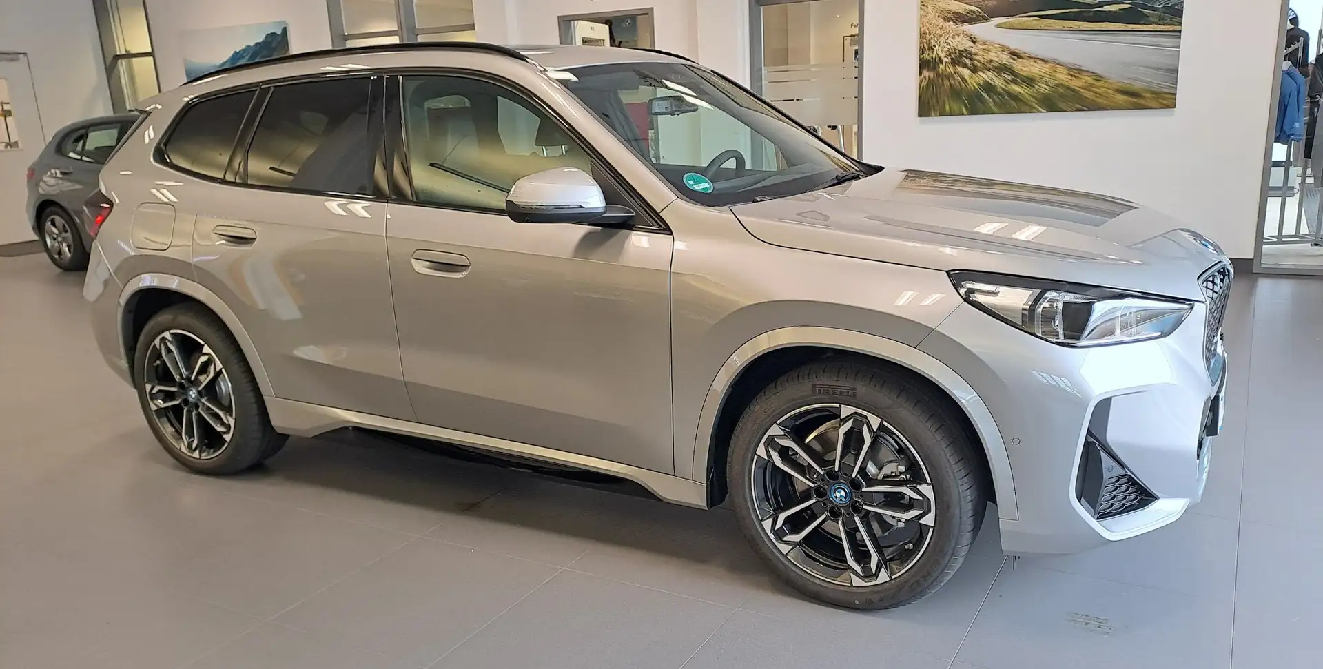 BMW iX1 iX1 xDrive30 M-Sport Panodach AHK Driv.Ass. Prof Silber - 2