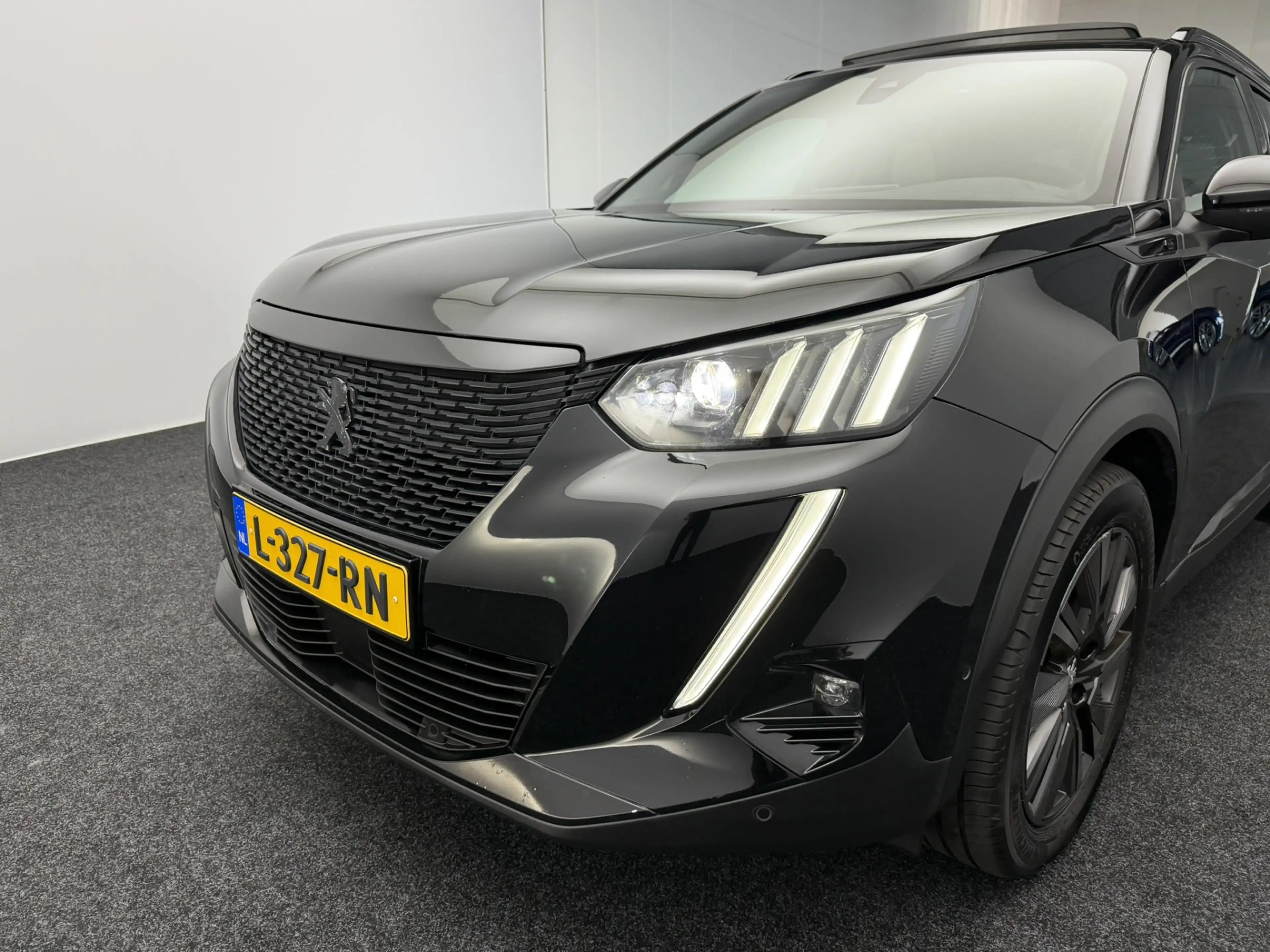 Peugeot e-2008 EV GT Pack 50 kWh 3-Fase SOH 92,5% | Panoramadak | — photo 3