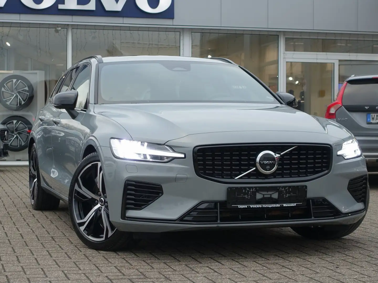 Volvo V60 T6 AWD Plus Dark/360°/H&K/Pano/Memory/BLIS Grau - 2
