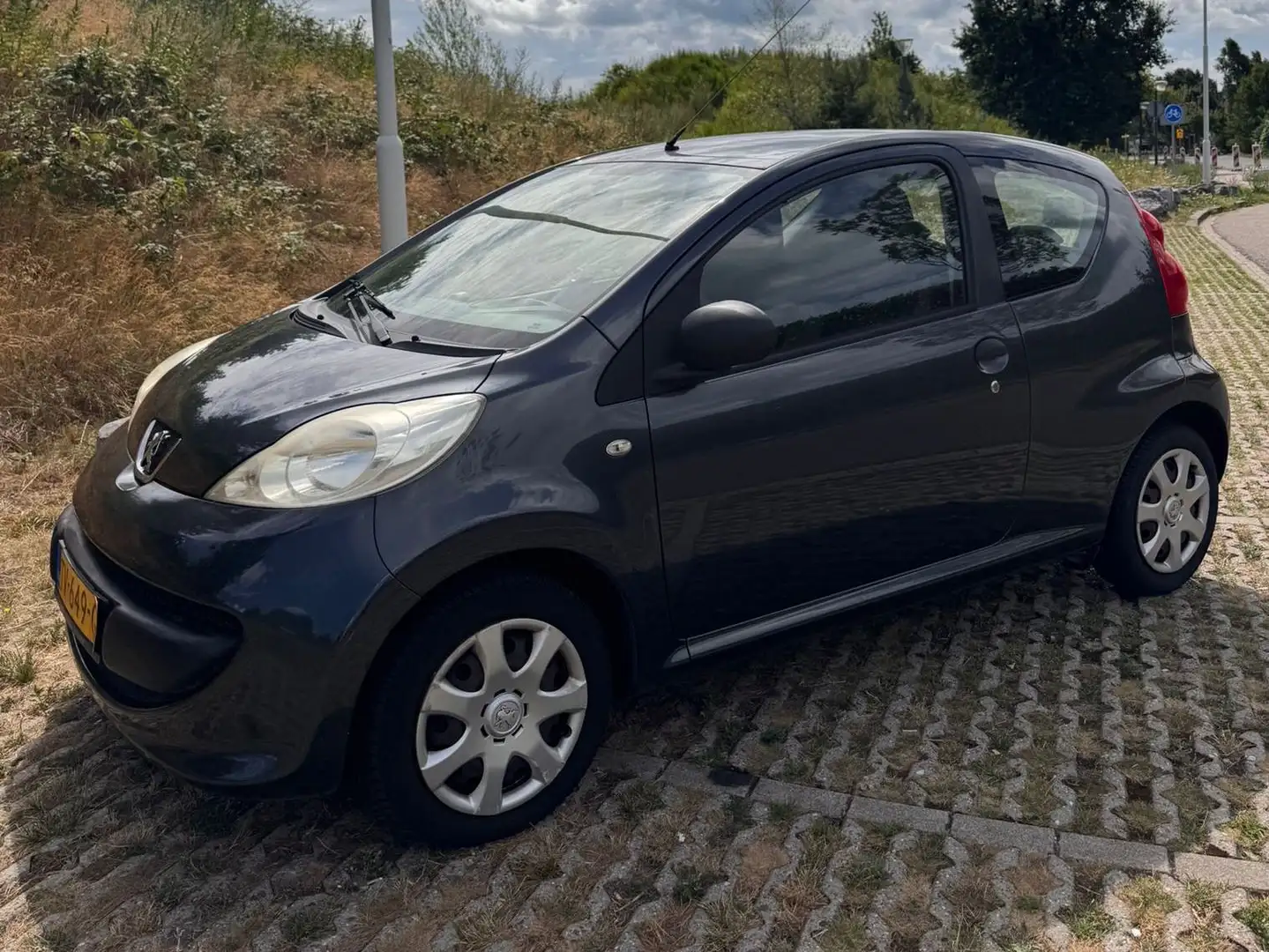 Peugeot 107 107 1.0-12V XR Grijs - 2