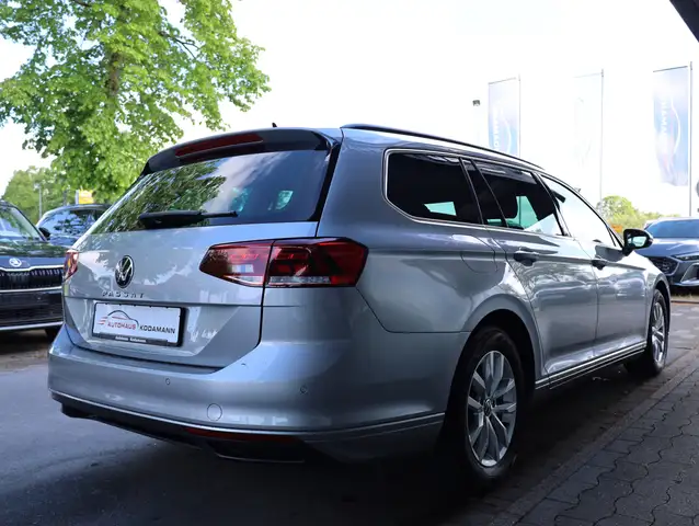 Volkswagen Passat view 11