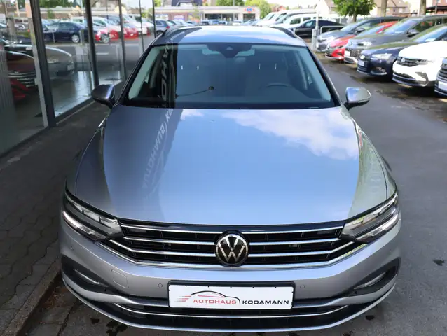 Volkswagen Passat view 3