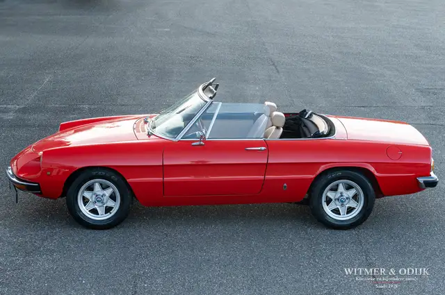 Alfa Romeo Spider view 3