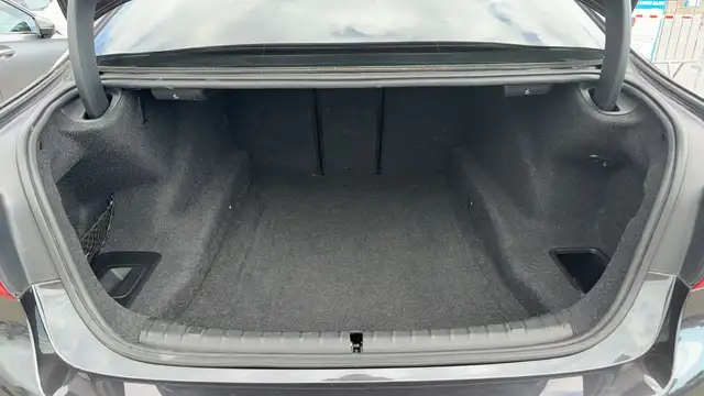 BMW 5 Series view 14