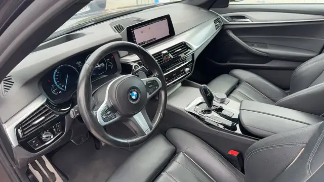 BMW 5 Series view 8