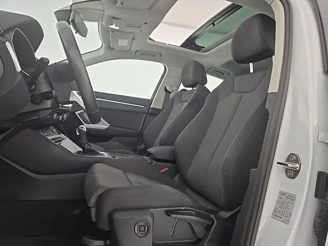 Audi Q3 view 9