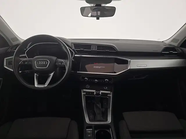 Audi Q3 view 11