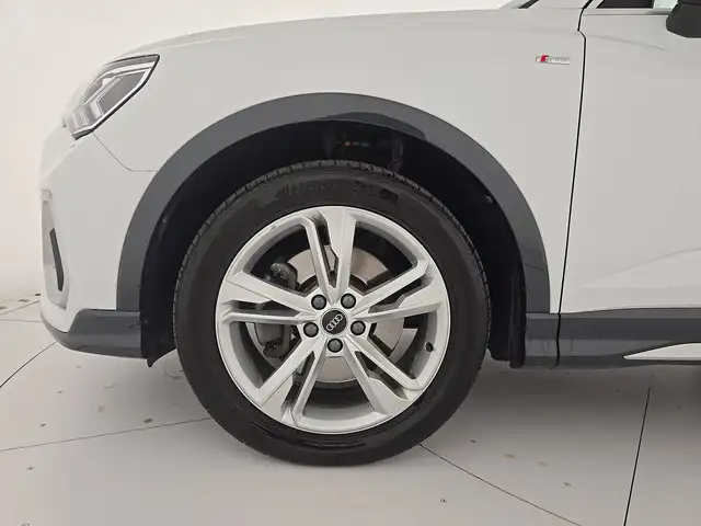 Audi Q3 view 8
