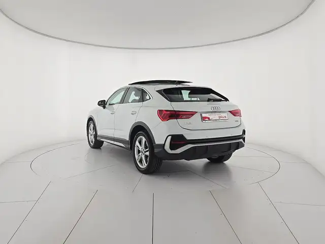 Audi Q3 view 3