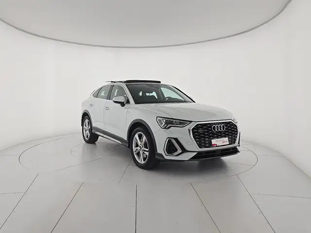 Audi Q3 view 6