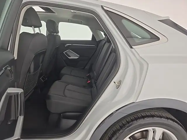 Audi Q3 view 10