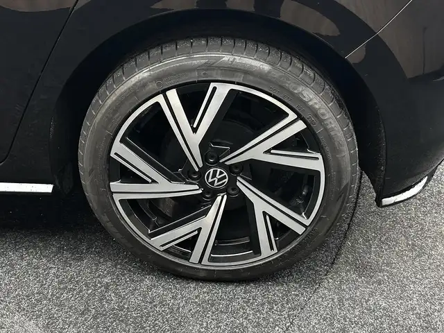 Volkswagen Polo view 4