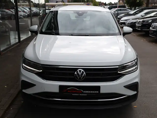 Volkswagen Tiguan view 3