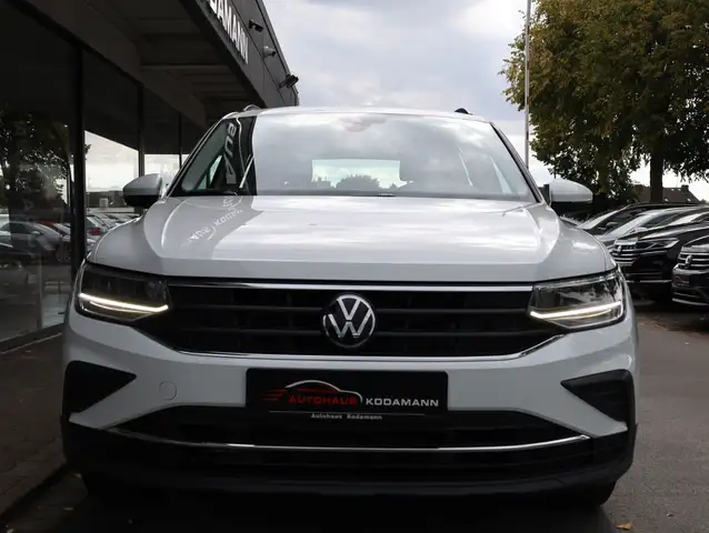 Volkswagen Tiguan view 4
