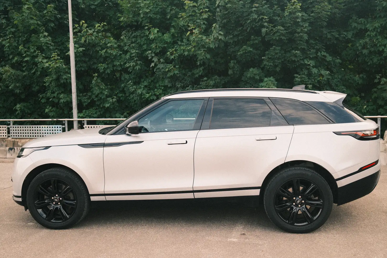 Land Rover Range Rover Velar Range Rover Velar D300 MHEV Allrad R-Dynamic SE Aut. R-Dynamic SE Silber - 2