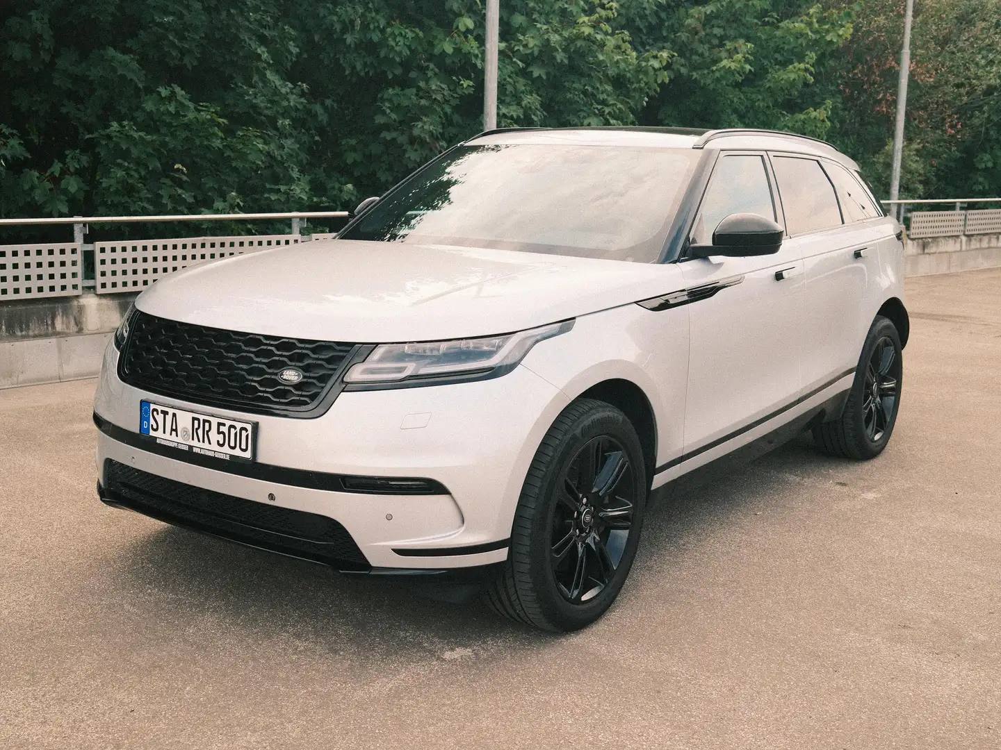 Land Rover Range Rover Velar Range Rover Velar D300 MHEV Allrad R-Dynamic SE Aut. R-Dynamic SE Silber - 1