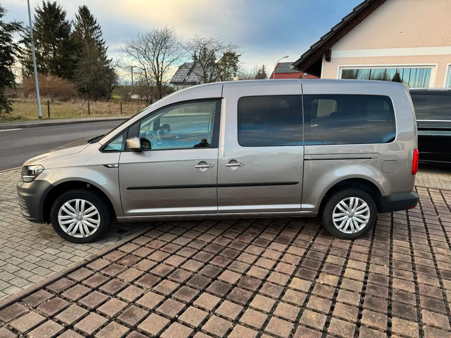 Volkswagen Caddy PKW Maxi BMT in Top Zustand mit 7 Sitze Beige - 2