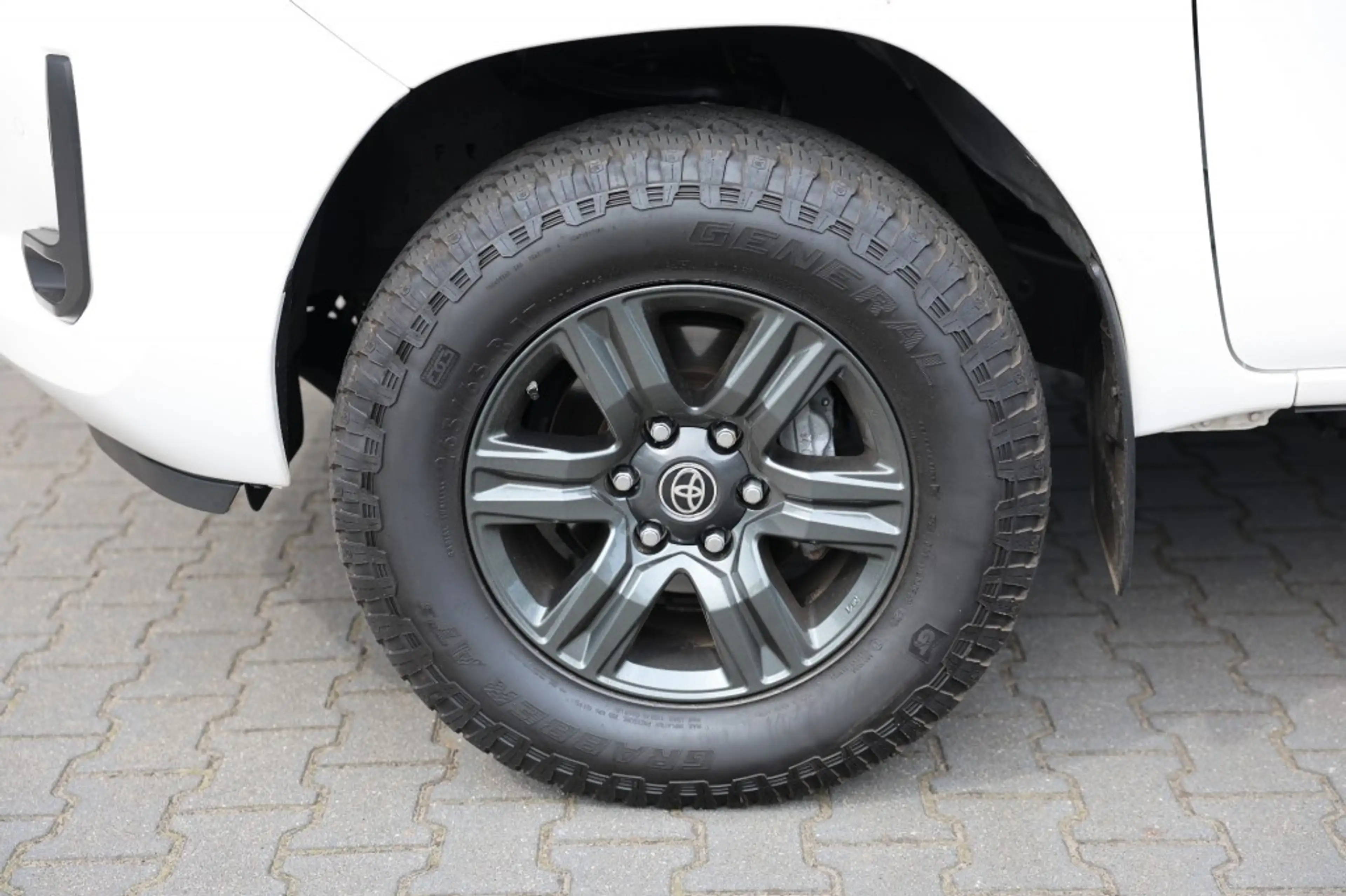 Toyota Hilux 2.4 D-4D DUBBEL CABIN PROFESSIONAL 2 ZITS 4WD VAN — photo 3
