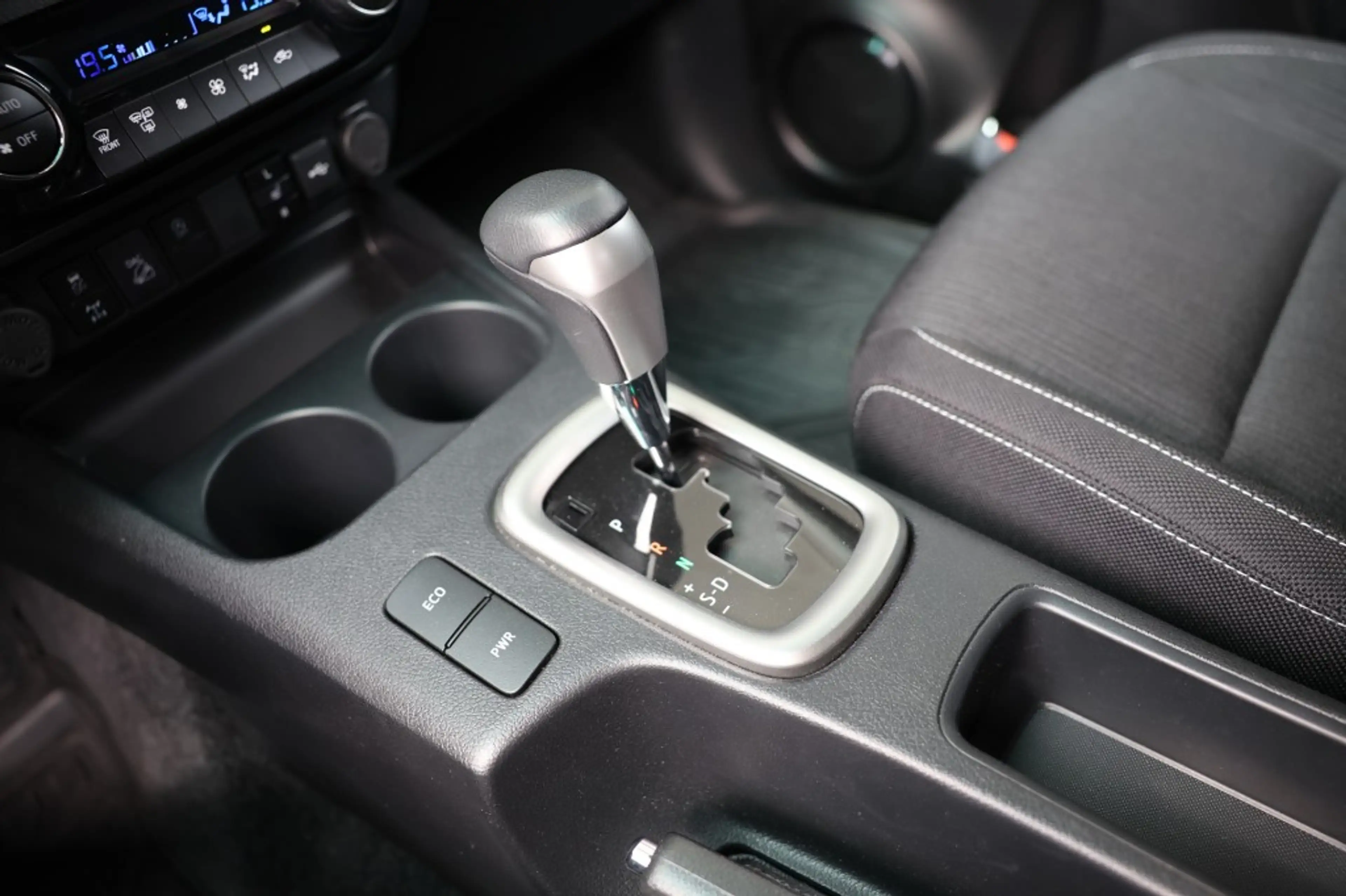 Toyota Hilux 2.4 D-4D DUBBEL CABIN PROFESSIONAL 2 ZITS 4WD VAN — photo 18