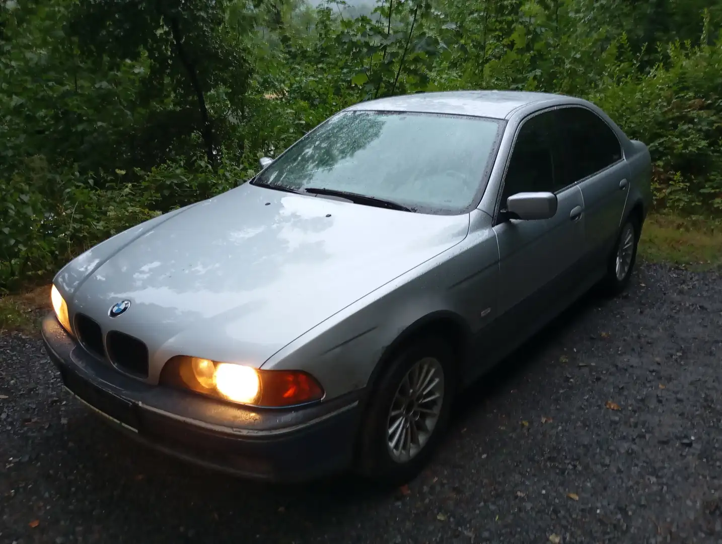 BMW 520 520i siva - 1