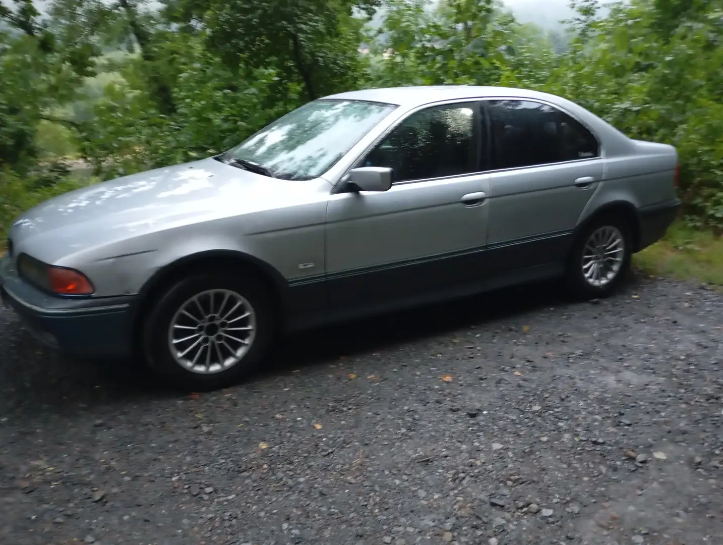 BMW 520 520i siva - 2