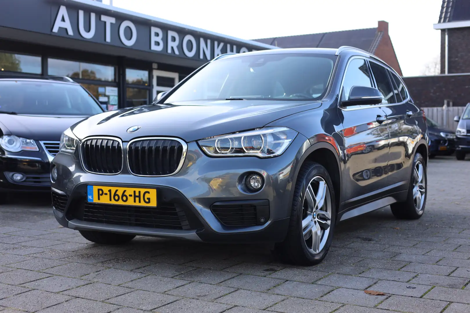 BMW X1 XDRIVE20i AUT | NAVI | CAMERA | CARPLAY | TREKHAAK Grijs - 1