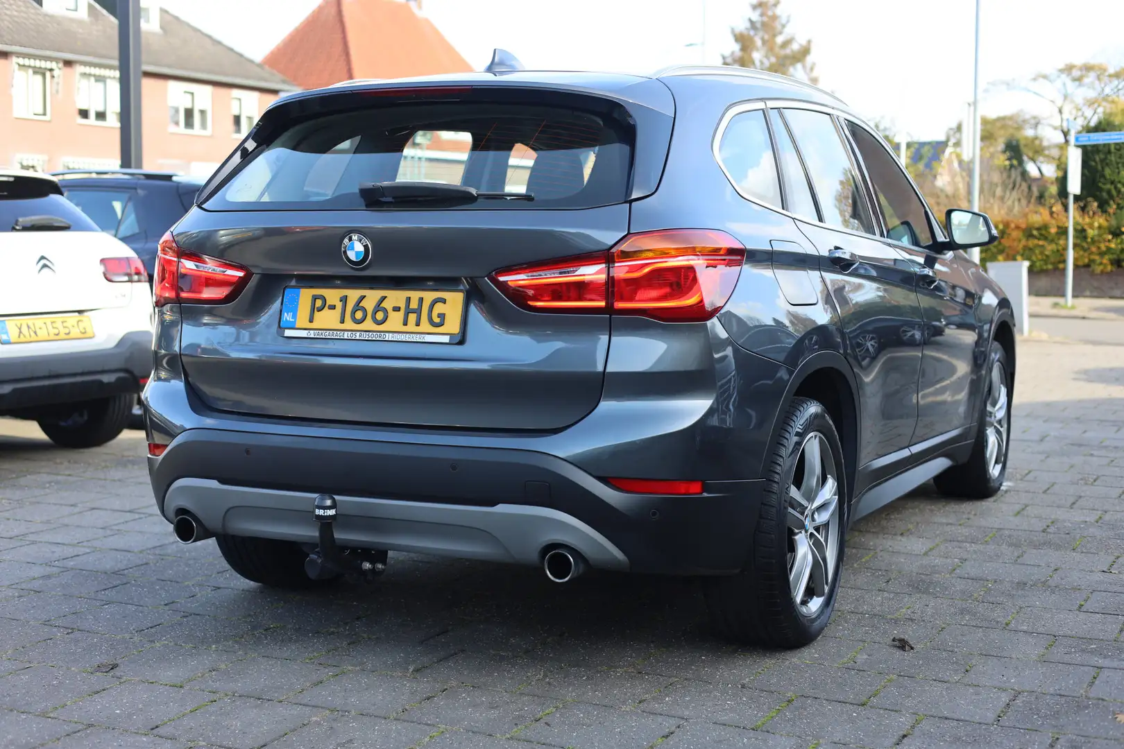 BMW X1 XDRIVE20i AUT | NAVI | CAMERA | CARPLAY | TREKHAAK Grijs - 2