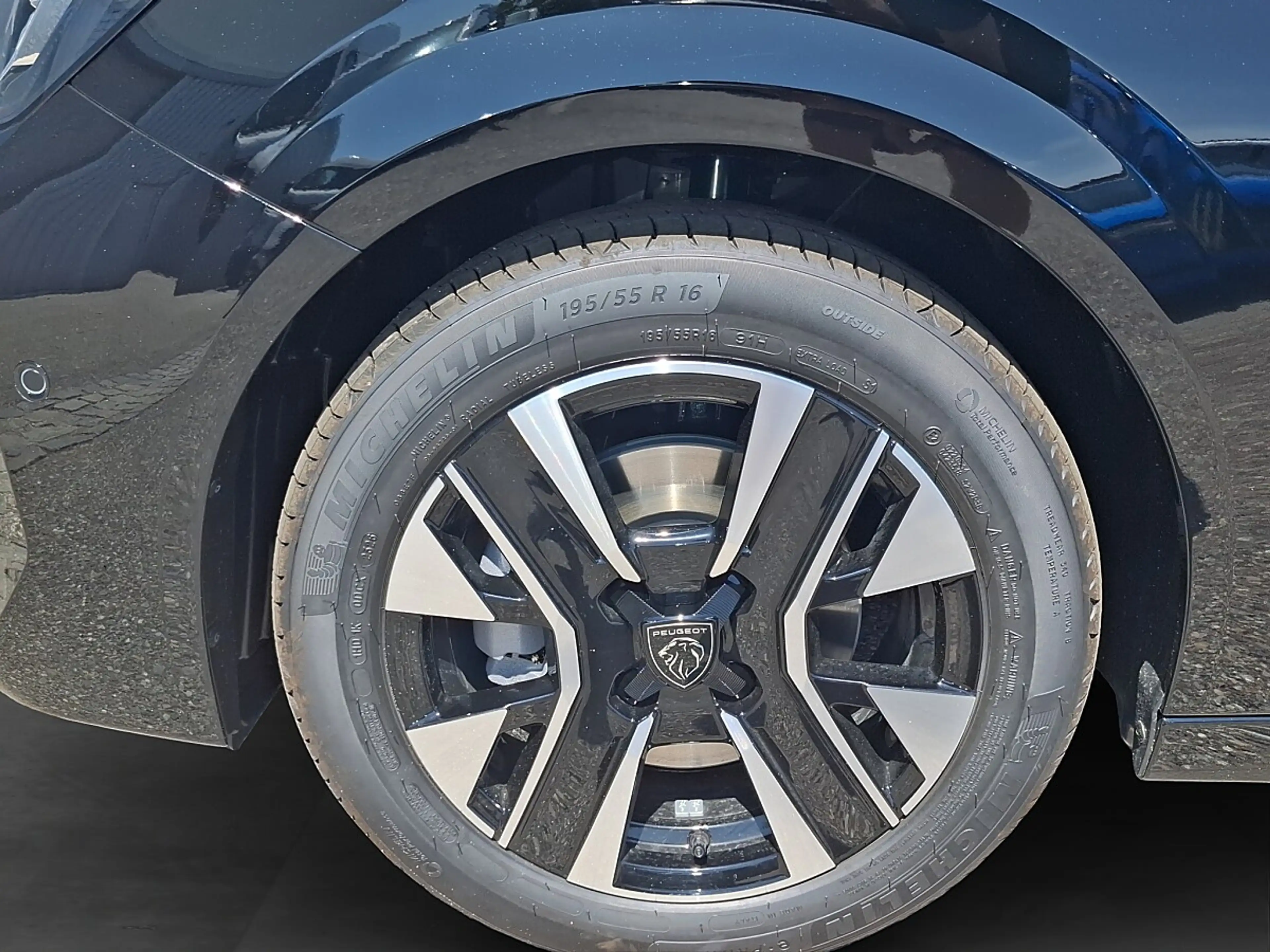 Peugeot 208 Hybrid 110 e-DCS6 Allure — photo 13