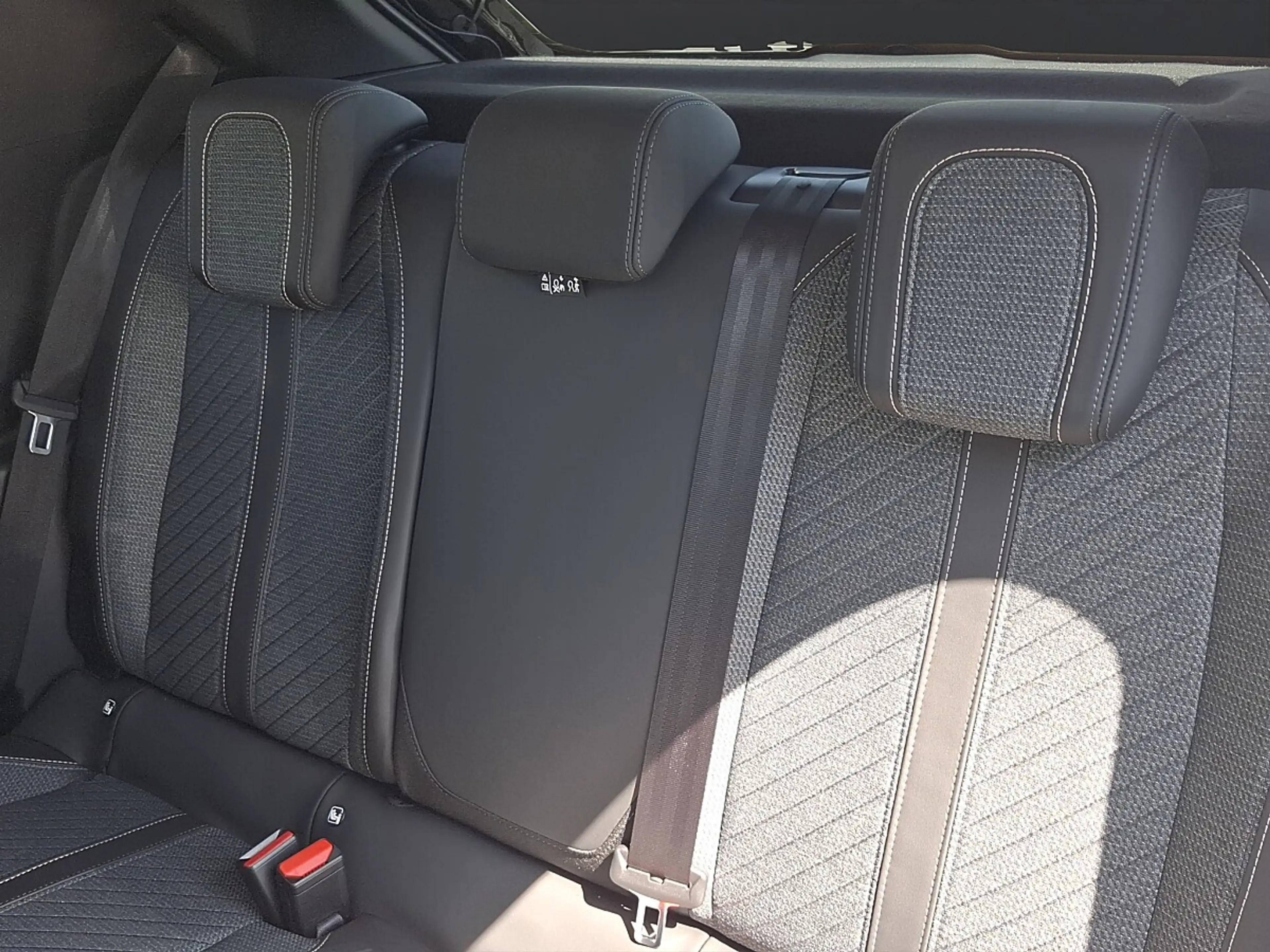 Peugeot 208 Hybrid 110 e-DCS6 Allure — photo 11