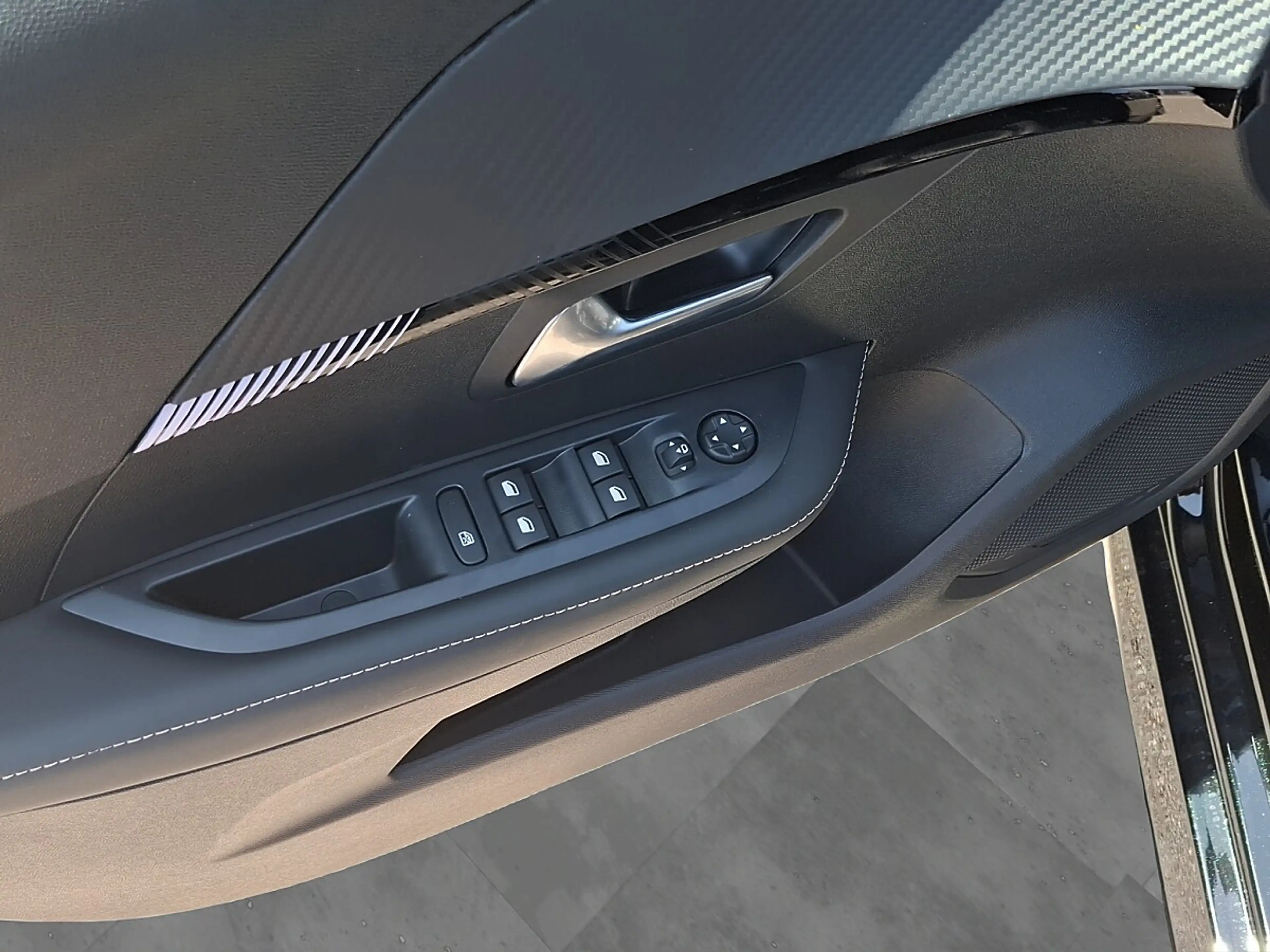 Peugeot 208 Hybrid 110 e-DCS6 Allure — photo 10