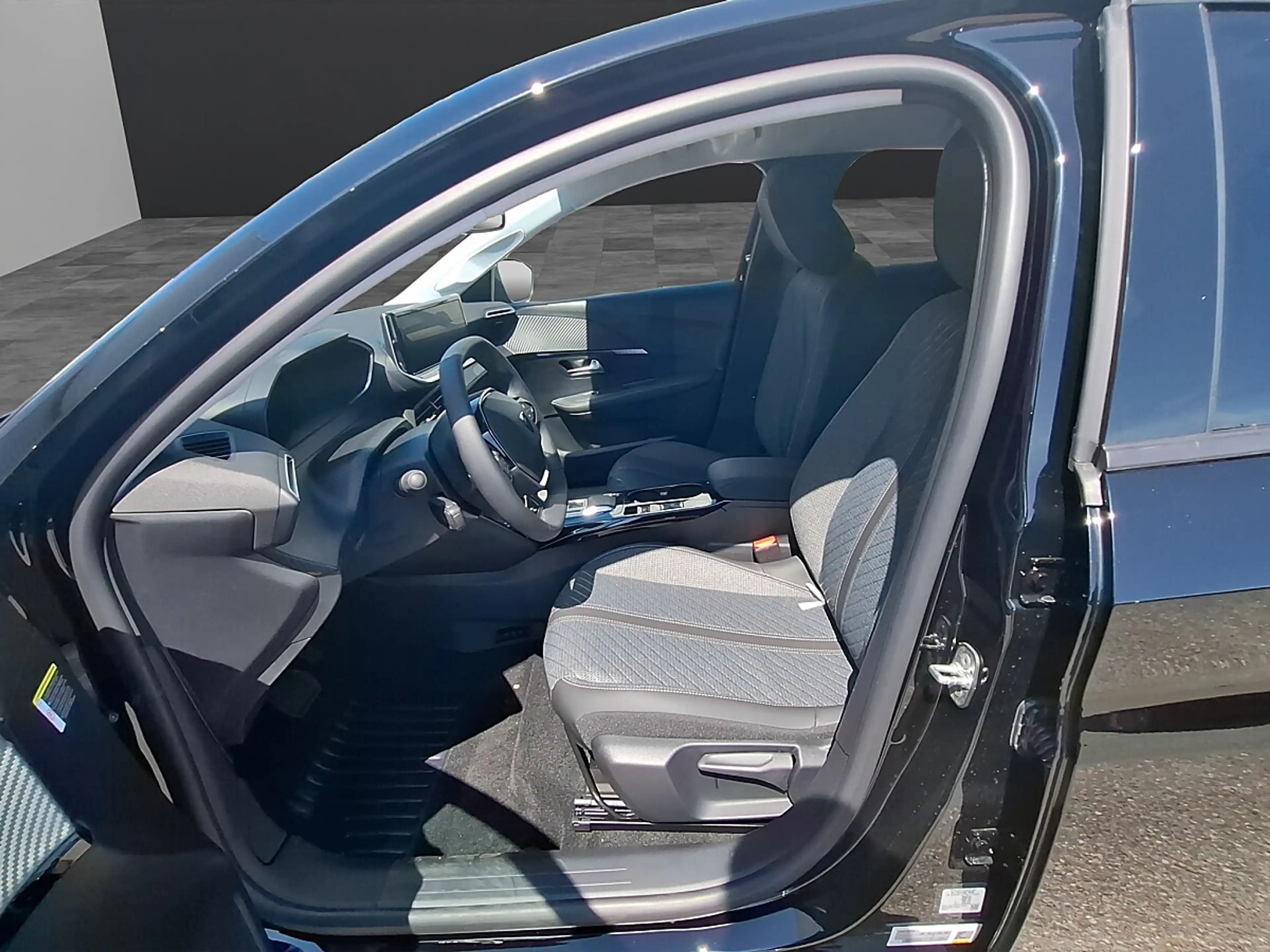 Peugeot 208 Hybrid 110 e-DCS6 Allure — photo 9