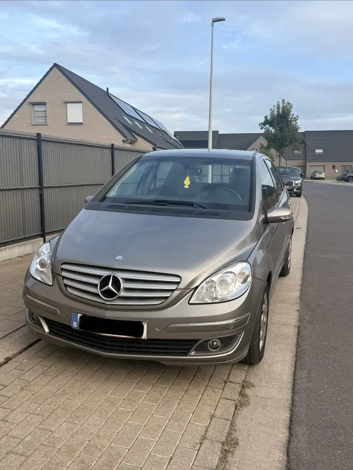 Mercedes-Benz B 180