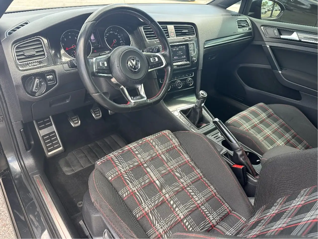Volkswagen Golf GTI снимка Volkswagen Golf GTI