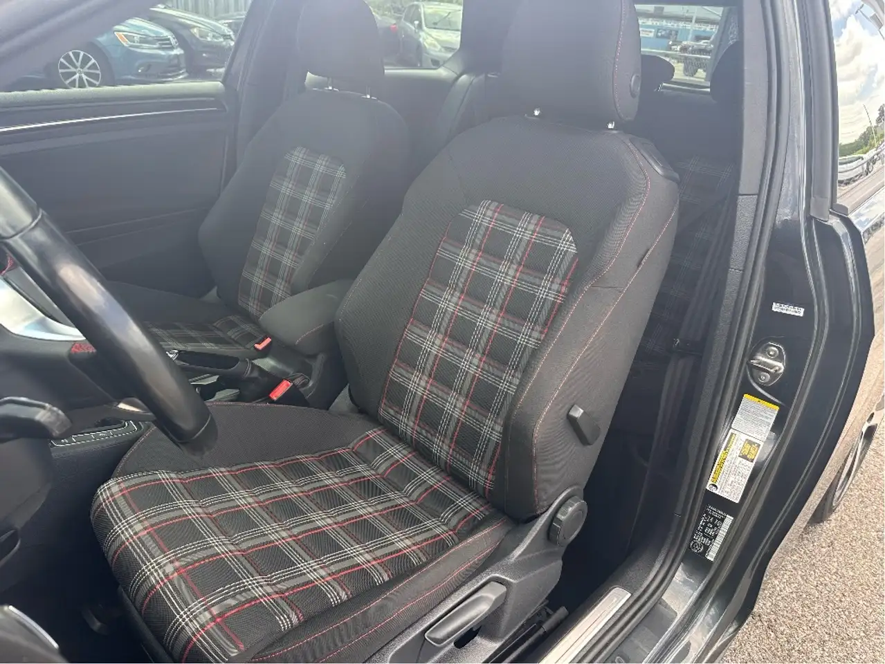 Volkswagen Golf GTI снимка Volkswagen Golf GTI
