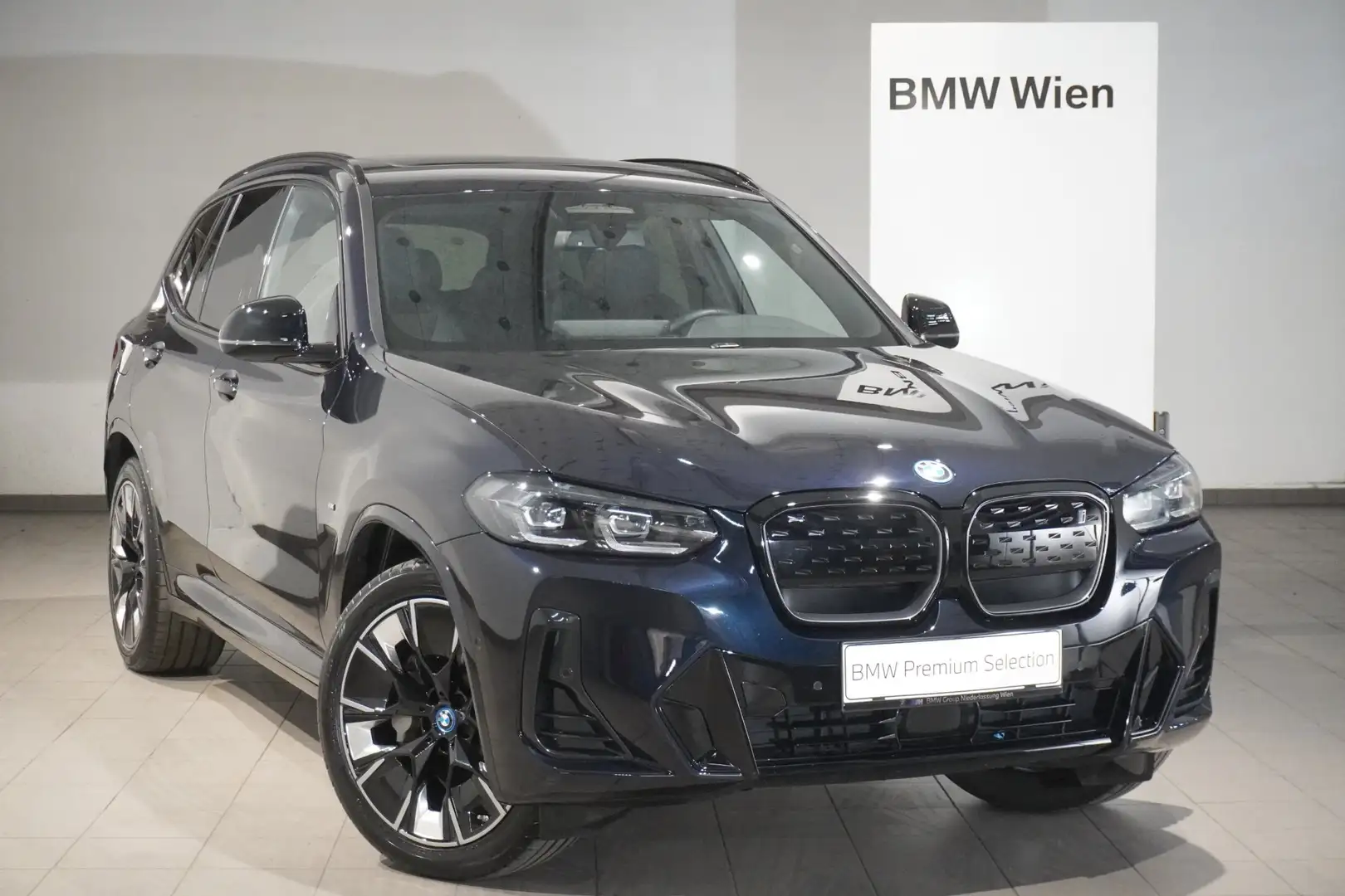 BMW iX3 M Schwarz - 1