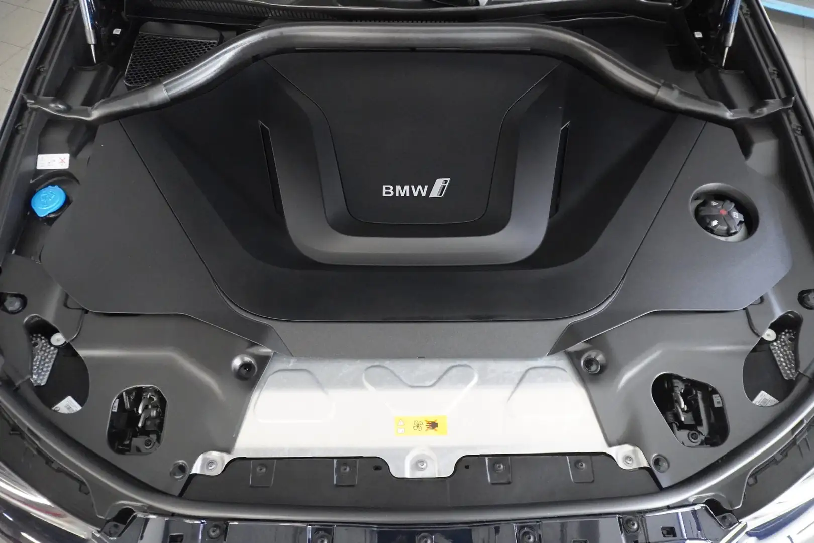 BMW iX3 M Schwarz - 2
