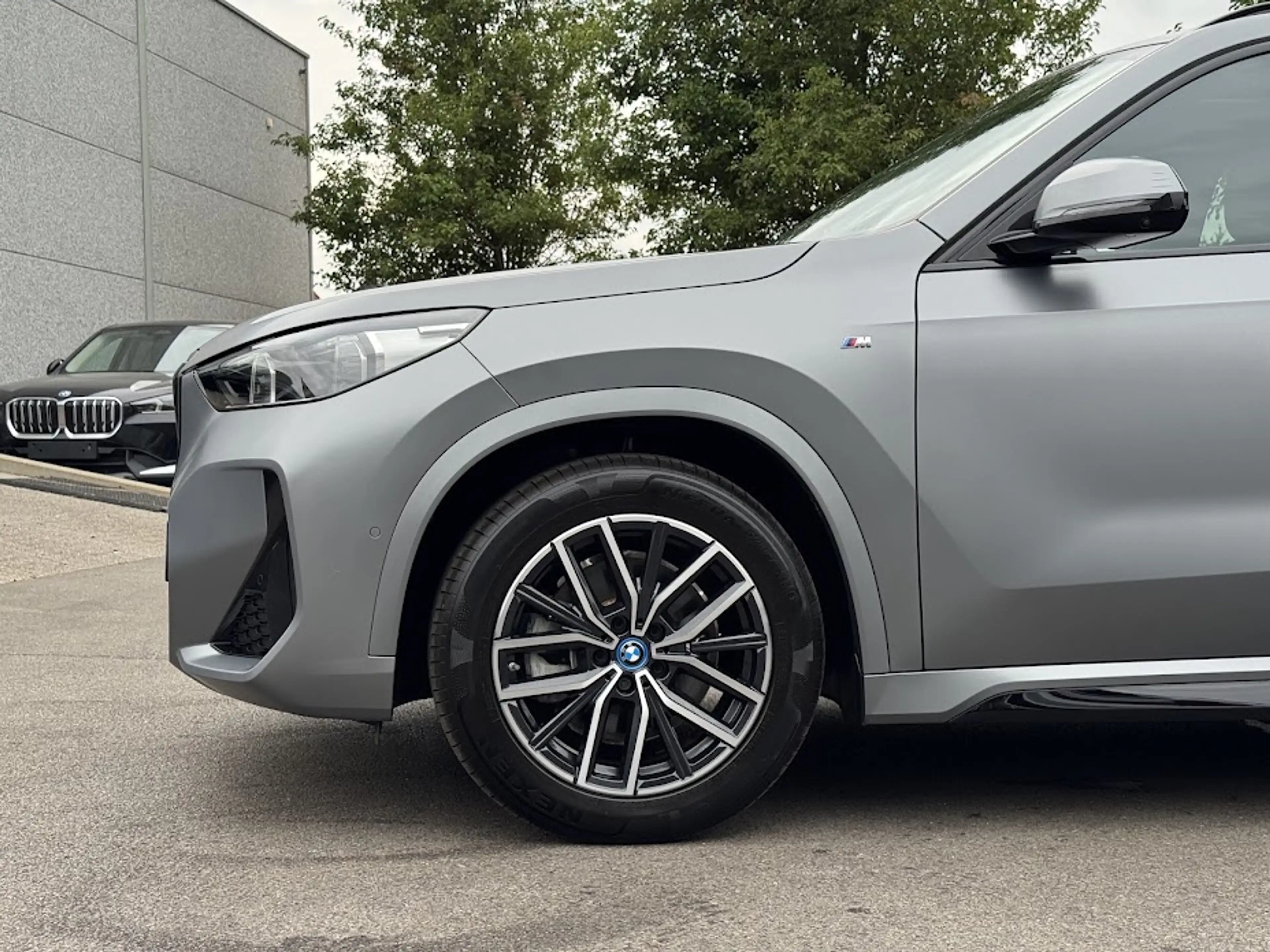 BMW iX1 xDrive30 M Sport / PANO / 360 / TRKHK / LEDER / HUD / ELEK SEAT / KEYL / MASSAGE / DRIV PROF / FULL!! — photo 3