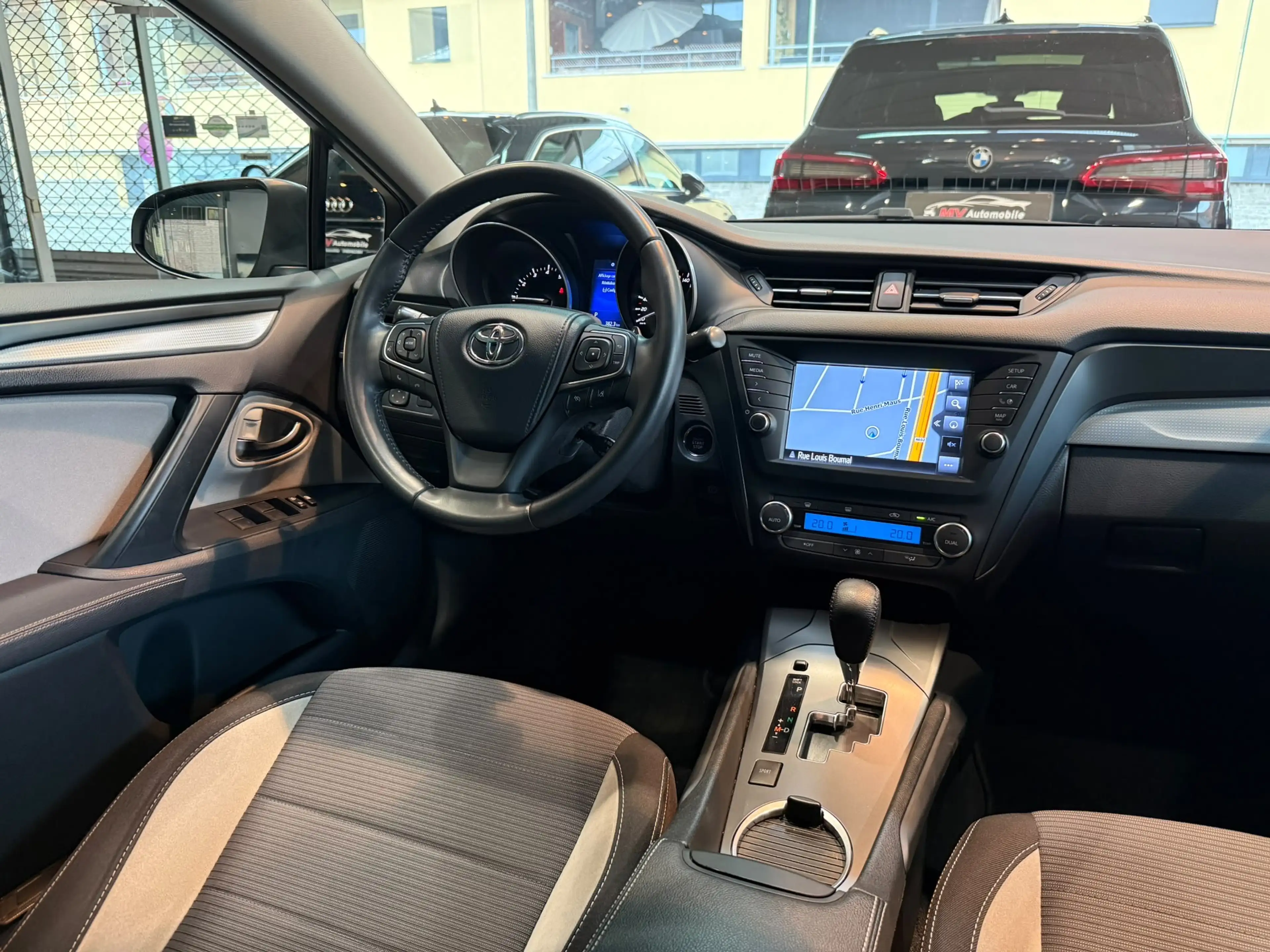 Toyota Avensis 1.8i * Boîte auto * Navi * Keyless * Caméra * Front assit * Lane assist — photo 12