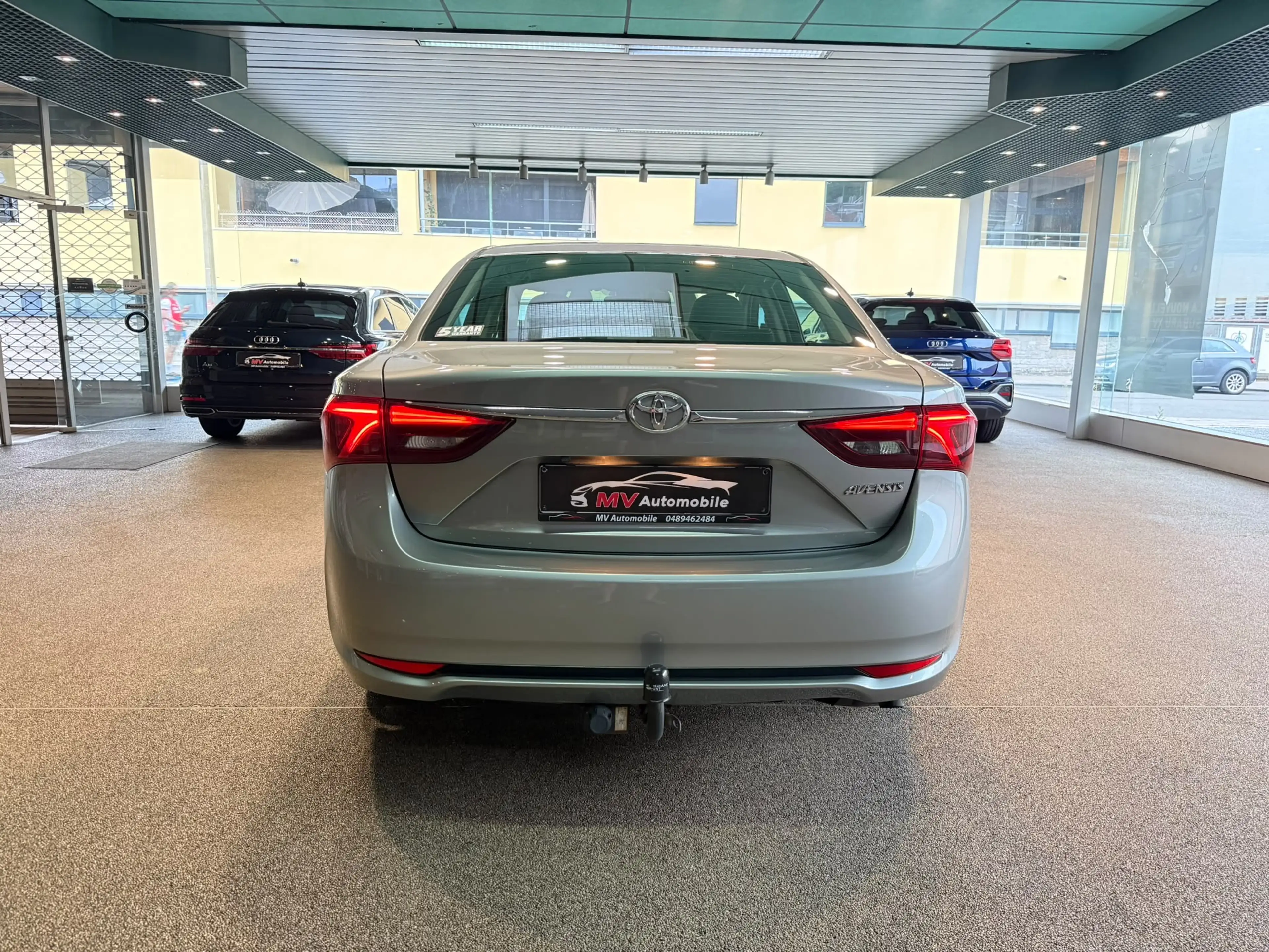 Toyota Avensis 1.8i * Boîte auto * Navi * Keyless * Caméra * Front assit * Lane assist — photo 5