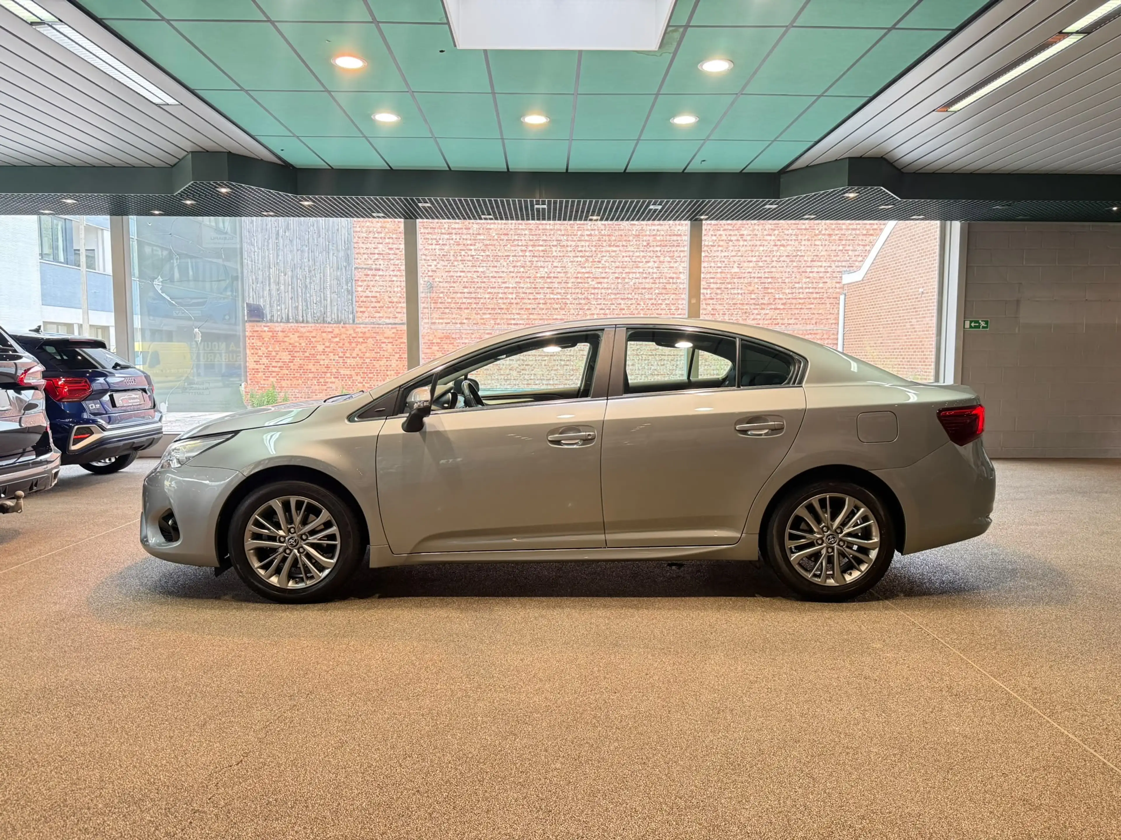 Toyota Avensis 1.8i * Boîte auto * Navi * Keyless * Caméra * Front assit * Lane assist — photo 8